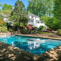 Tara Retreat: Family-Friendly Oasis with Pool, Tennis & Serene Ambiance in Potomac