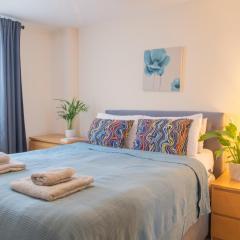 Stay in our Stylish Flat! & Parking & secure building & sleeps up to 4