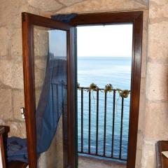 Casa a picco sul mare