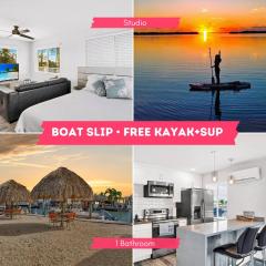 Waterfront Studio 1, Kayaks, Pool, Bay View, Wifi