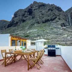 Spacious Home with Tropical Garden, BBQ, Near Seaside