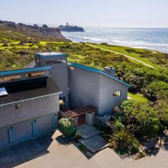 Unmatched Ocean Beach and Mountain Views Family-Friendly Retreat