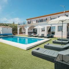 Family holiday villa with amazing pool and views