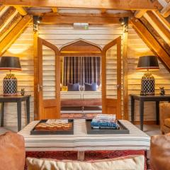 Huge luxury loft cottage in historic country estate - Belchamp Hall Hayloft