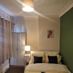 House - Sleeps 4 - Garden - Parking