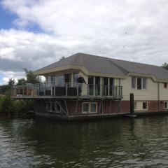 Water Villa, Houseboot at the Lake, Great Views, 70 km to Amsterdam