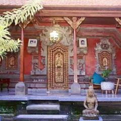 Near Ubud, Batuan Homestay Own King Bed Big Room at Royen Balinese Family Guest House