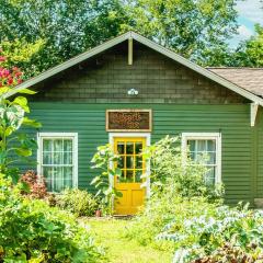 Eclectic Nashville Cottage about 5 Mi to Downtown!