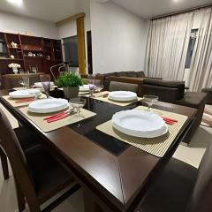 Casa grande - 3 Suítes e Piscina - Próx. ao Centro