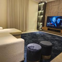 شقة أنيقة مودرن بدخول ذكي و سطح بجلسة خارجية