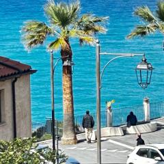 La casa sulle mura di Tropea vista mare