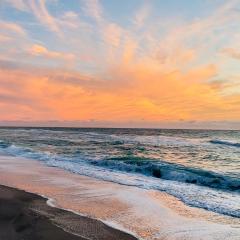 Miles of Private Beach-4BR Beach Access Cottage with SUPs Kyaks-Pets Ok