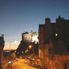 Lovely 2 bed flat located next to Edinburgh Castle