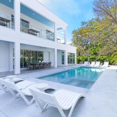 The Palace on Clematis – Siesta Key Vacation Home with Large Pool, Firepit & Great Location