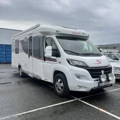 Overnatting i moderne bobil med havutsikt