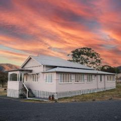Pretty Pink Queenslander with Magnificent Mountain Views