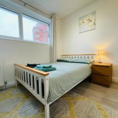 Double bedroom with bathroom en suite in London Docklands Canary Wharf E14