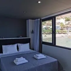 Sunrise Luxury Seaside Apartment