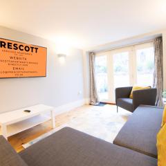Centralised Queens - Sleeps 8 with Free Parking by Prescott Apartments