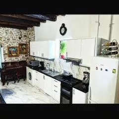 Art House Pagoi Sleeps 6 Parking 5 min to Beach