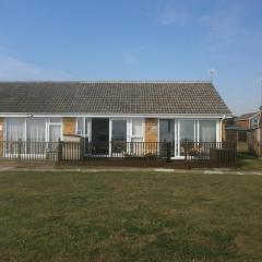 Lovely 5 Berth Bungalow At Waterside Village Park In Corton Ref 14006w