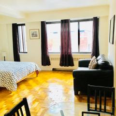 Stylish Montreal Apartment: Comfortable Stay in the Golden Square Mile