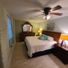 Beach Bungalow Pet-Friendly 5 Minutes to the Beach