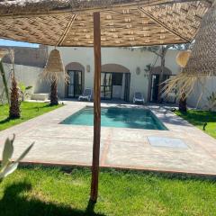 Villa avec piscine, jardin et parking privé située à 10 minutes du centre de Marrakech.