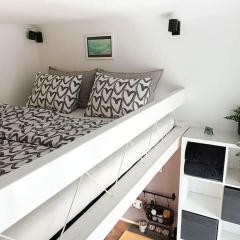 Loft Bed Studio with FREE Parking, 2 Bikes! Self check in, Wi-Fi, AC