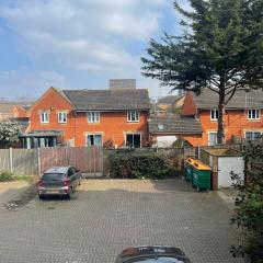 Cozy 2-BR Home with Patio & Parking in London! 10 Mins to London City Airport