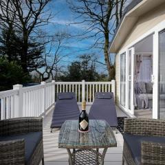 Ribble Heights, Longridge - Cosy Tree-Top Lodge with Balcony