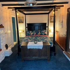 Captain's Nook, Luxurious Victorian Apartment with Four Poster Bed and Private Parking only 8 minutes walk to the Historic Harbour