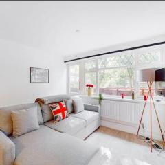 Modern 4BR Kings Cross - Patio & Balcony