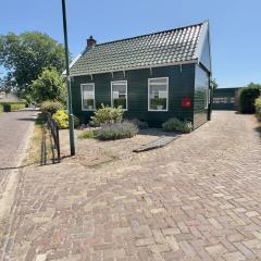 Vakantiehuis 't Hofje nabij dorpscentrum en strand