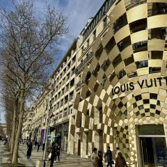 Au cœur de l’Avenue des Champs-Elysées / Arc de Triomphe