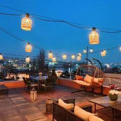 Waterfront Apartment by the Tram - Terrace with Dome & Golden Horn View in Fatih