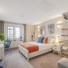 Stylish, Luxury City Centre Apartment with Large Double Bedrooms Private Entrance, Reserved Parking & Courtyard Garden. Excellent Location and Reviews.