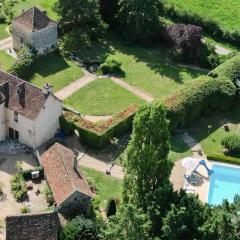 Maison forte classée du XVe siècle avec piscine