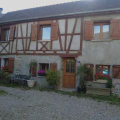 Maison alsacienne à colombages dans cour privée avec jardin sur les remparts