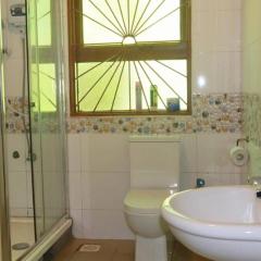 Kampala 5-Beds Sleeps 8 with Garden & Parking