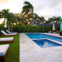 Modern & Bright Retreat by the Beach, Airport & Casino! Pool & Jacuzzi!