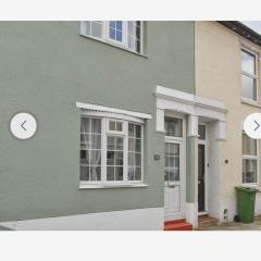 Southsea Home Stay : 2 Bedroom House with Garden and Hot Tub