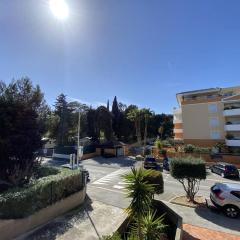 Appartement climatisé avec terrasse, proche plage et commerces, parking inclus, WiFi, classé 3* - FR-1-100-332