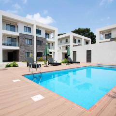 Stay Play Away Residences - Luxury 5 bed, Airport Residential