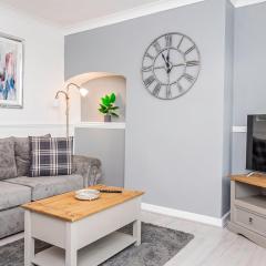 Private immaculate contractor and leisure stay with large driveway