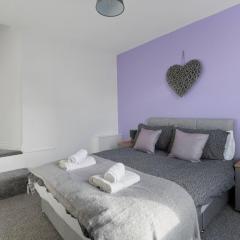 Spacious 5-bed House Private Parking