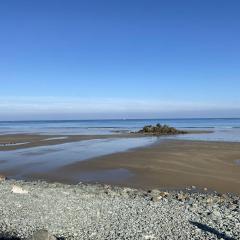 491 - Maison unique, les pieds dans l'eau, le long de la plage de Saint-Pabu