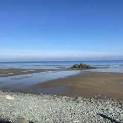 491 - Maison unique, les pieds dans l'eau, le long de la plage de Saint-Pabu