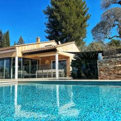 Superbe villa avec piscine chauffée, proche Bandol