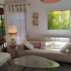 Bungalow tropical con piscina y aire acondicionado